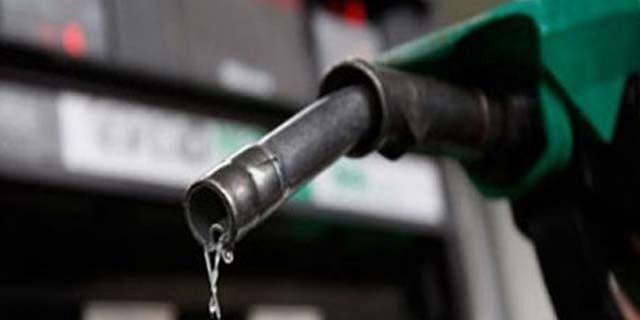 حکومت کا عوام کو تحفہ، پیٹرول کی فی لیٹر قیمت میں 9 روپے کمی کا اعلان